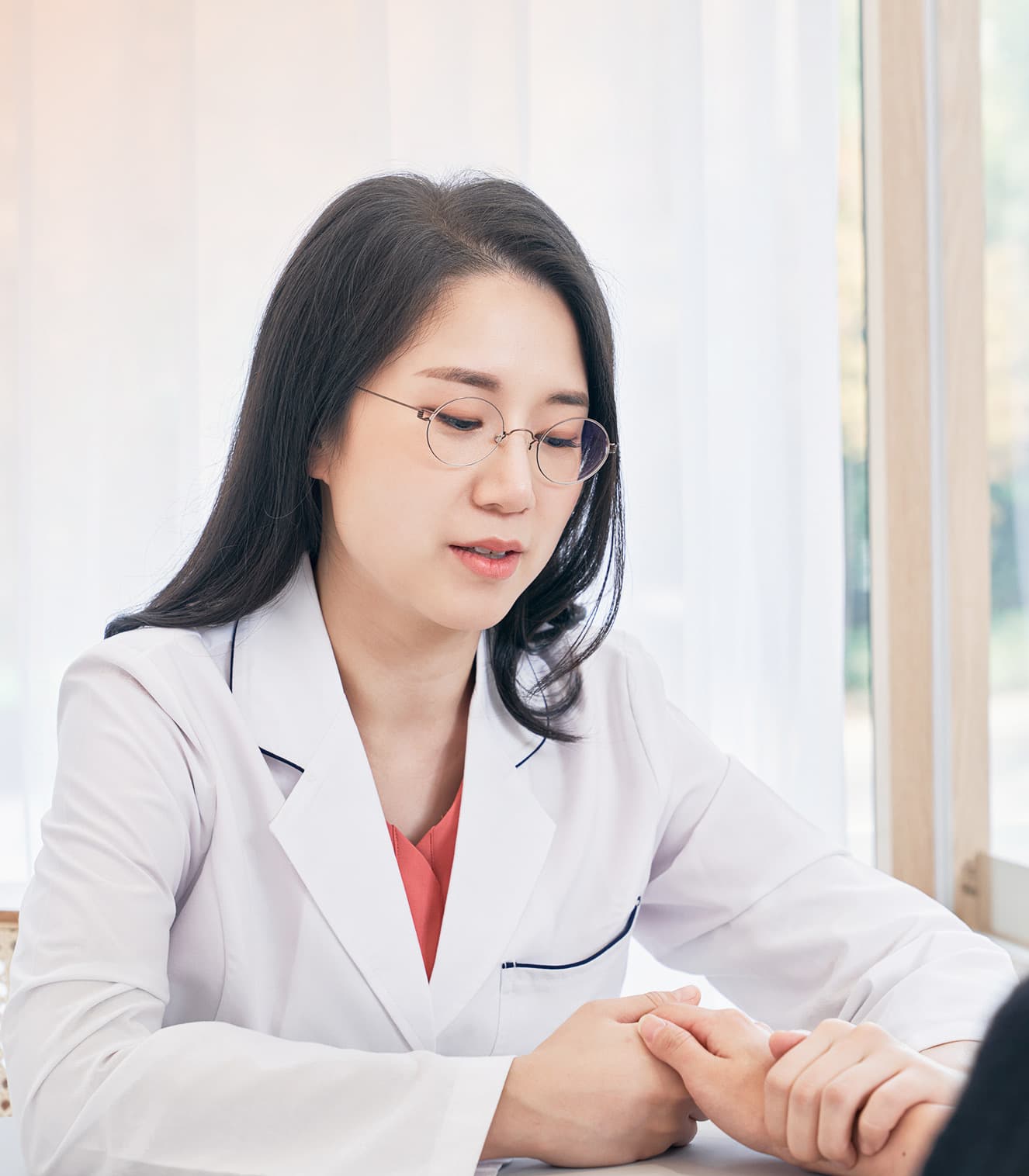 아현재한의원 주지영 대표원장이 환자의 손목을 짚으며 진맥하는 모습